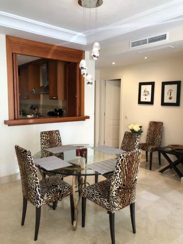 Beachside Luxury 2 Bedroom Apartment, Puerto Banus