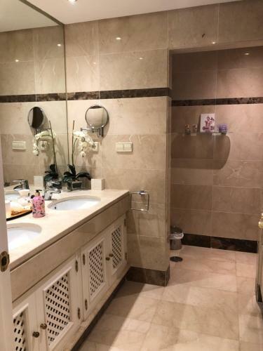 Beachside Luxury 2 Bedroom Apartment, Puerto Banus