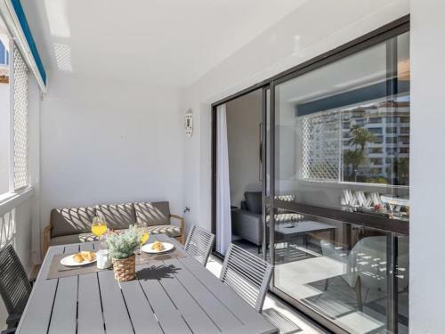 Stylish Sea View Apartment In Playas Del Duque