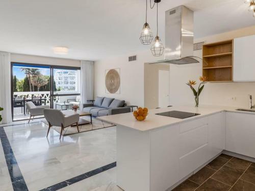 Stylish Sea View Apartment In Playas Del Duque