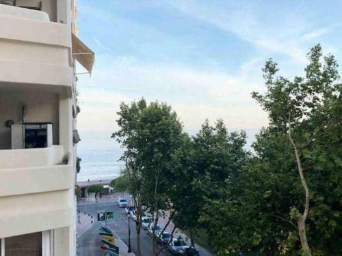 Large Modern Beach Front Apartment, Rooftop Pool!!