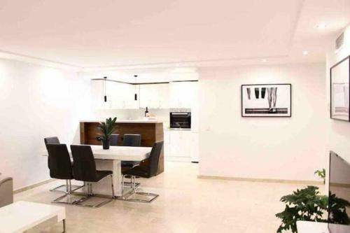 Large Modern Beach Front Apartment, Rooftop Pool!!
