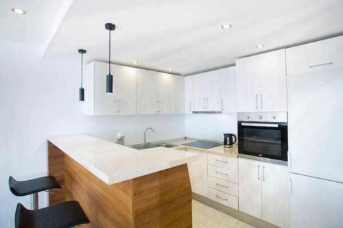 Large Modern Beach Front Apartment, Rooftop Pool!!