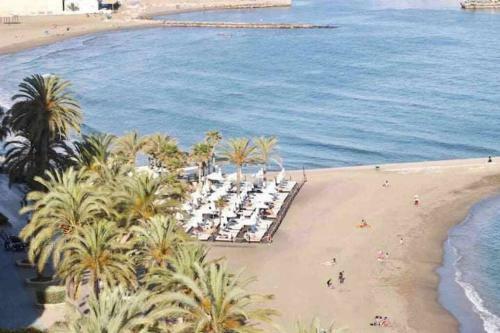 Large Modern Beach Front Apartment, Rooftop Pool!!