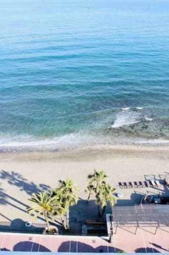 Large Modern Beach Front Apartment, Rooftop Pool!!