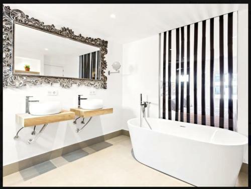 Puerto Banus Luxury Apartment Located In Harbor