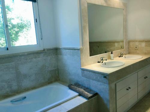 Detached Villa With Private Heated Infinity Pool Close To Port And Beach