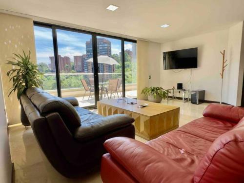 Apartamento 202 Family Haven In El Poblado: Spacious & Charming