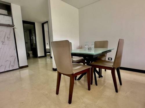 Apartamento 202 Family Haven In El Poblado: Spacious & Charming