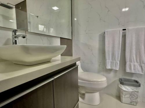 Apartamento 202 Family Haven In El Poblado: Spacious & Charming