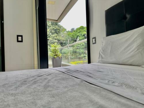 Apartamento 202 Family Haven In El Poblado: Spacious & Charming