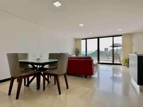 Apartamento 202 Family Haven In El Poblado: Spacious & Charming