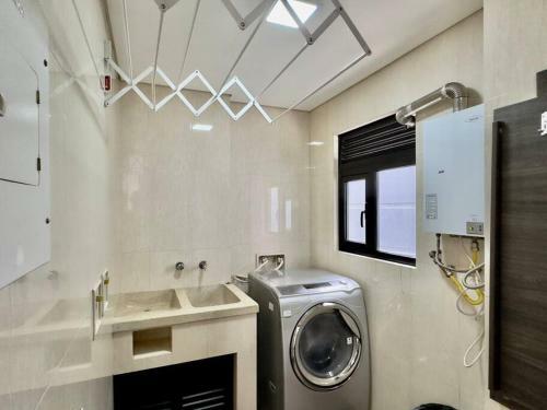 Apartamento 202 Family Haven In El Poblado: Spacious & Charming