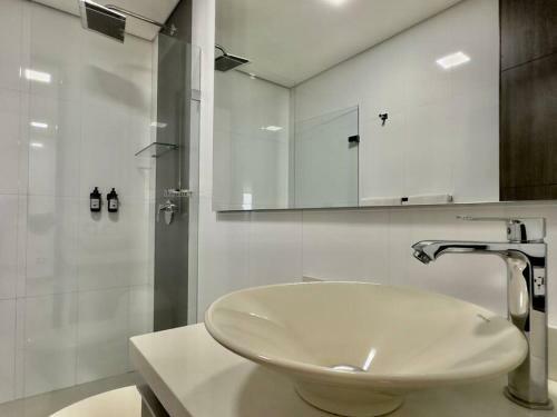 Apartamento 202 Family Haven In El Poblado: Spacious & Charming