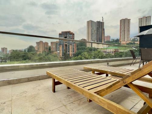 Apartamento 202 Family Haven In El Poblado: Spacious & Charming