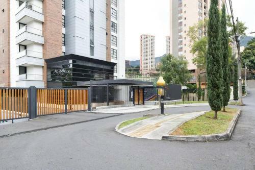 Apartamento 202 Family Haven In El Poblado: Spacious & Charming