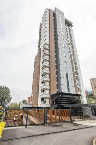 Apartamento 202 Family Haven In El Poblado: Spacious & Charming