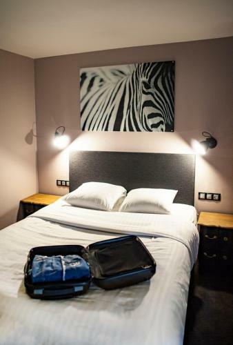 B.hotel