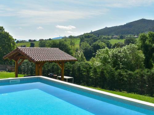 Amplia Casa Con Piscina Y Zona de Juegos