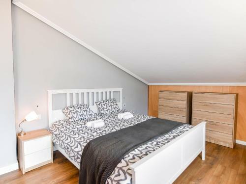 Amplia Casa Con Piscina Y Zona de Juegos