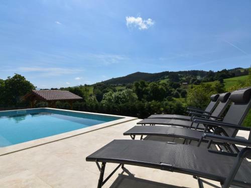 Amplia Casa Con Piscina Y Zona de Juegos