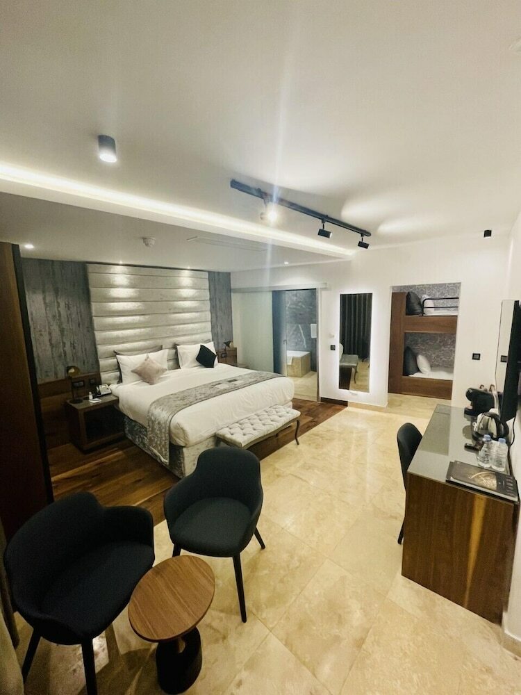 Hotel The Village Boutique And Spa