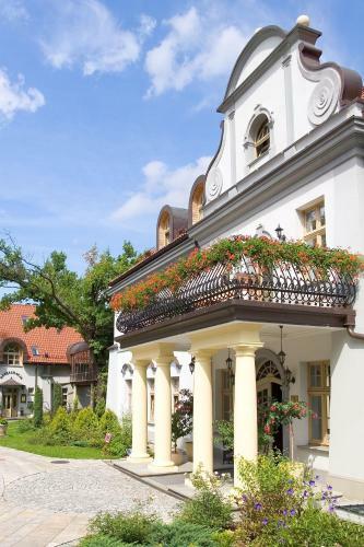 Hotel Pa?ac Czarny Las (50 Km Od Katowic)