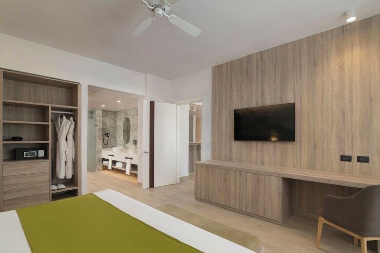 Hotel Serenade All Suites - Adults Only Resort