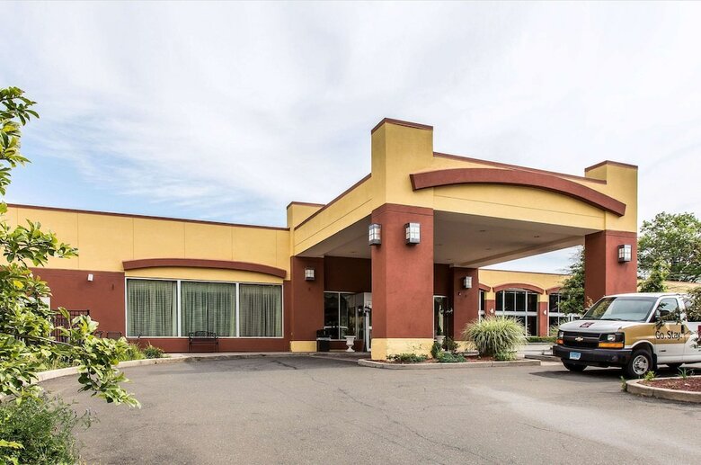 Clarion Hotel & Suites Hamden
