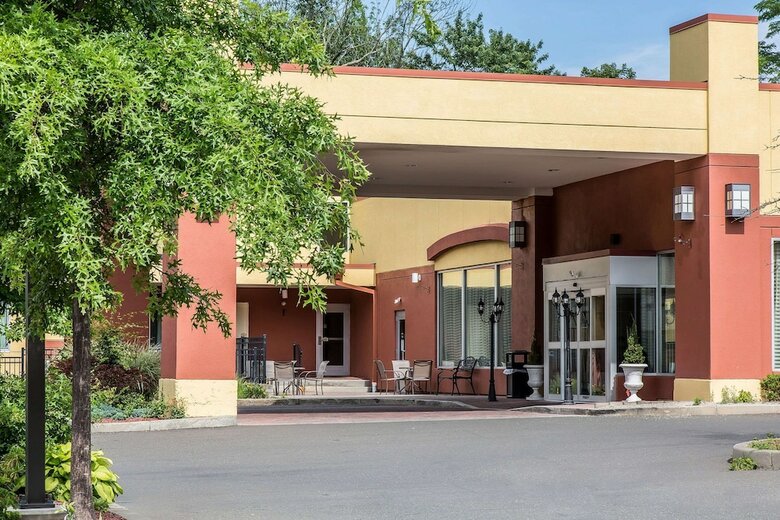 Clarion Hotel & Suites Hamden
