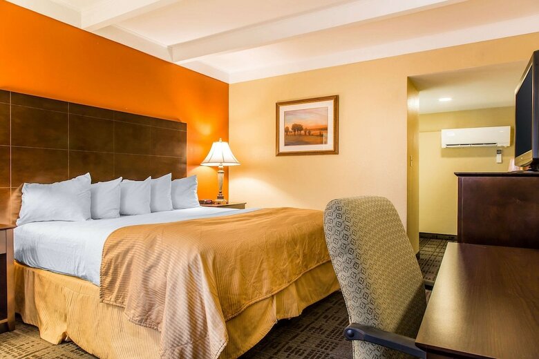 Clarion Hotel & Suites Hamden