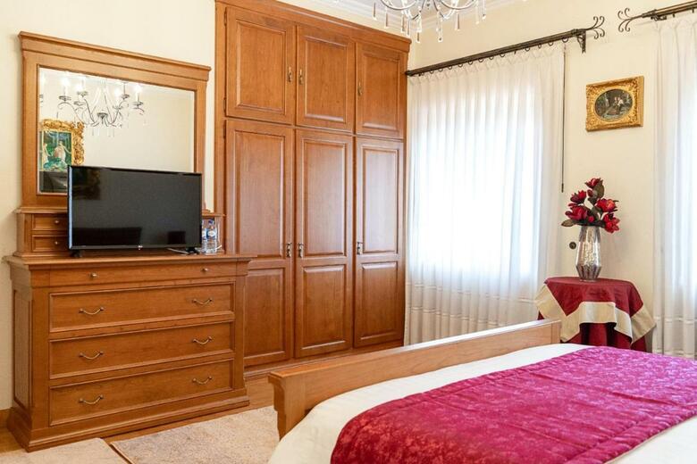 Bed & Breakfast Eleg�ncia & Carros Hotel