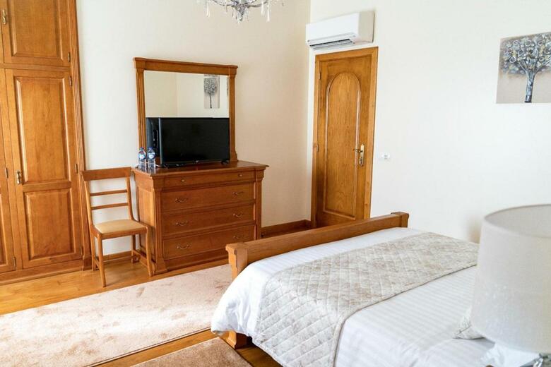 Bed & Breakfast Eleg�ncia & Carros Hotel