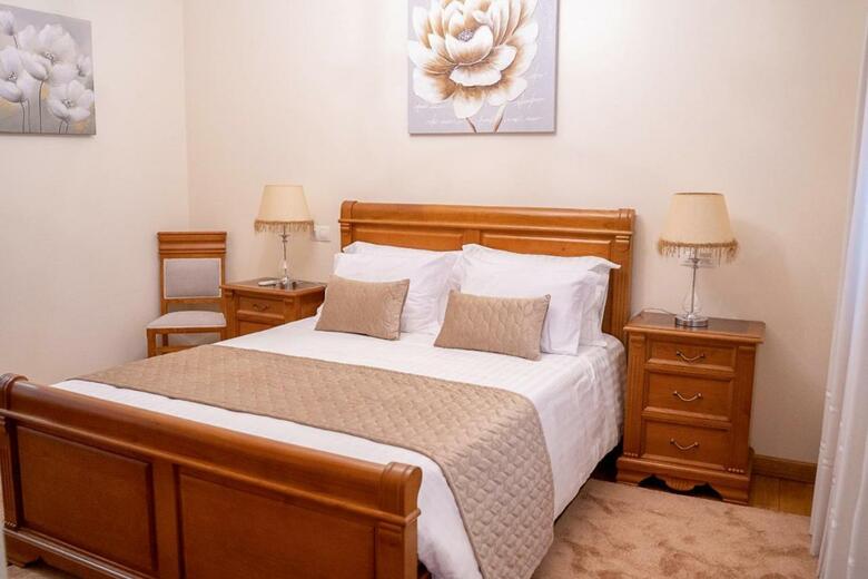 Bed & Breakfast Eleg�ncia & Carros Hotel
