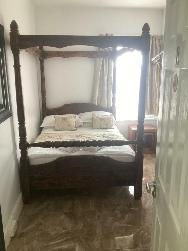 Alexander Hotel Fully Refurbished All Rooms En-suite