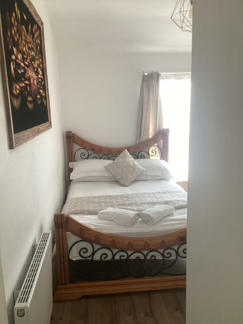Alexander Hotel Fully Refurbished All Rooms En-suite