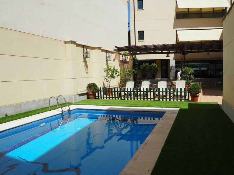 Hotel Ele Puente Romano