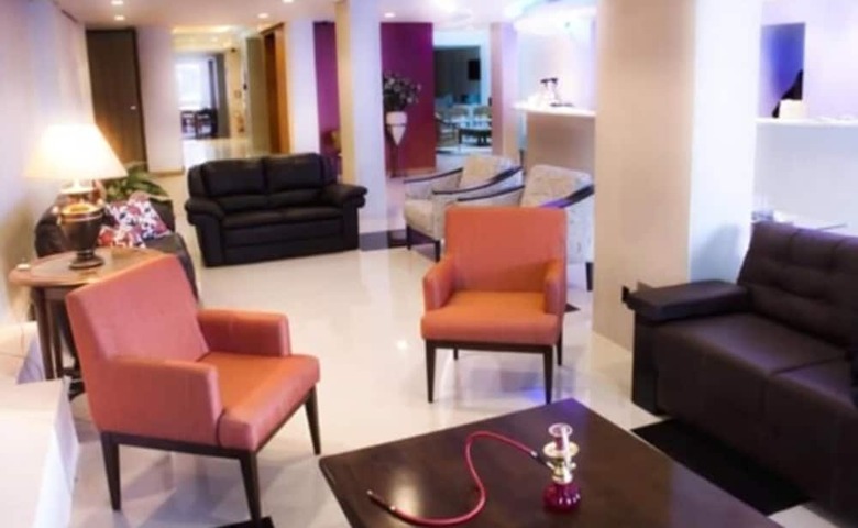 Emirates Hotel & Su�tes