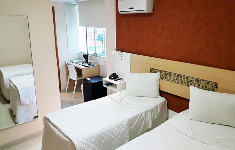 Emirates Hotel & Su�tes