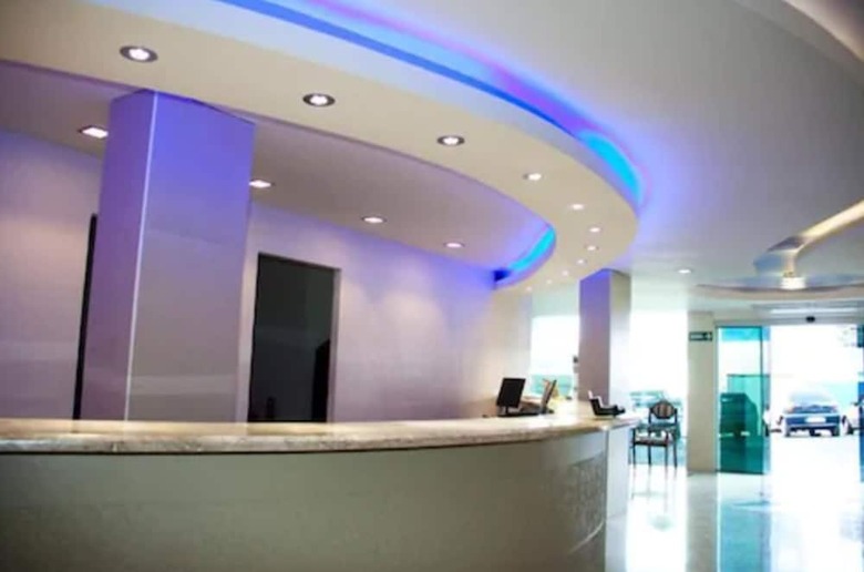 Emirates Hotel & Su�tes