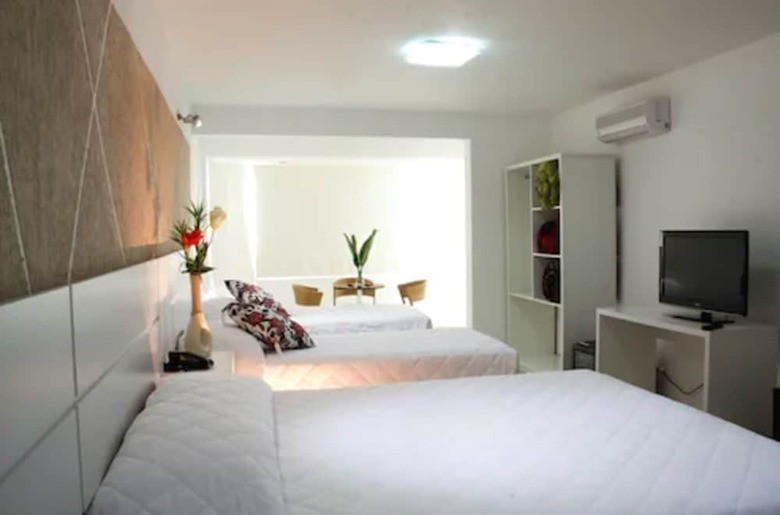 Emirates Hotel & Su�tes