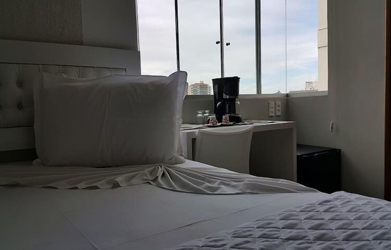 Emirates Hotel & Su�tes