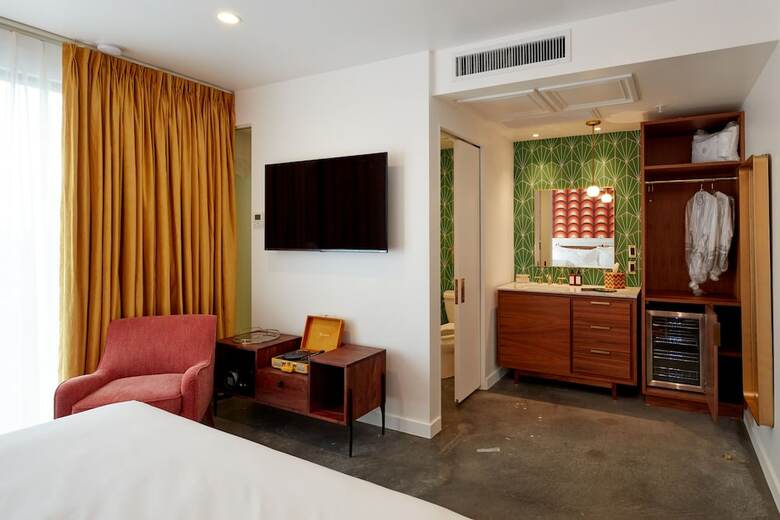 Rise Uptown Hotel