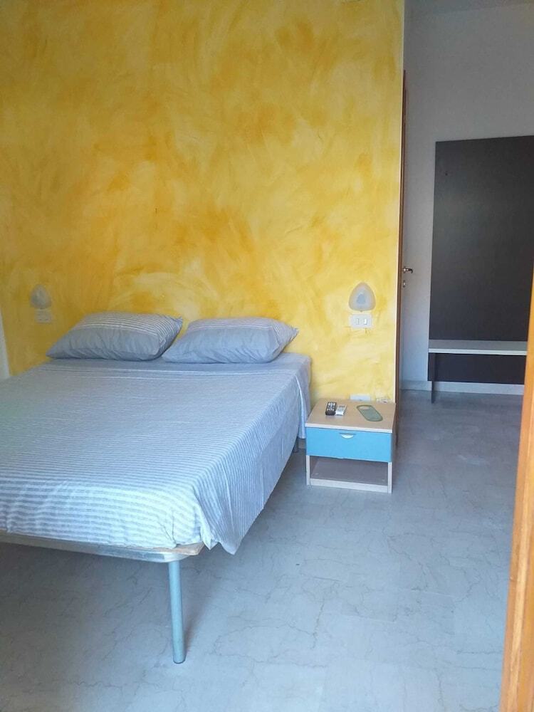 Room In B&B - Spacious Double Room Right By The Sea