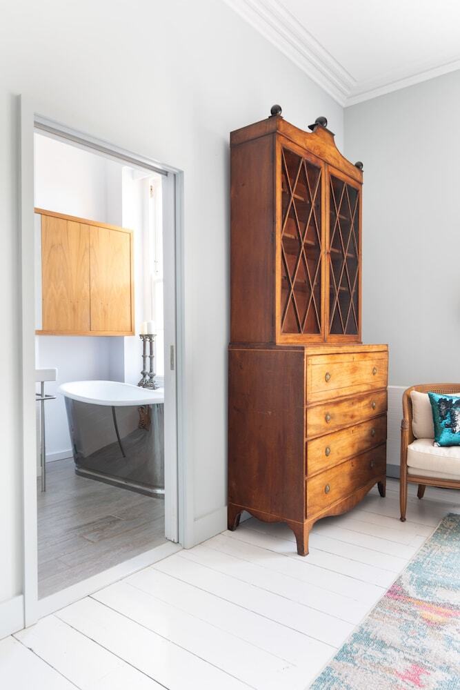 Exceptional Renovated Period Home In Clifton
