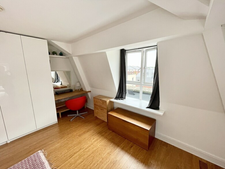 Bright 1 Double Bed Apartment Near Cabot Circus