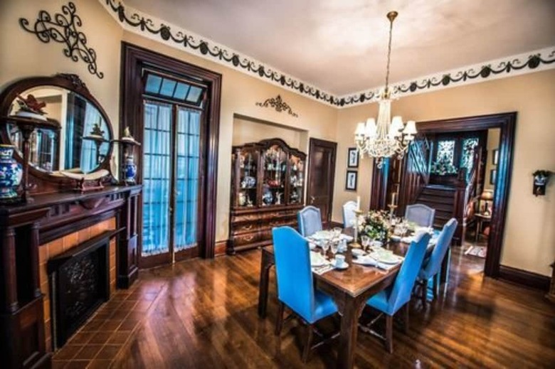 Bed & Breakfast Inn At St James Court