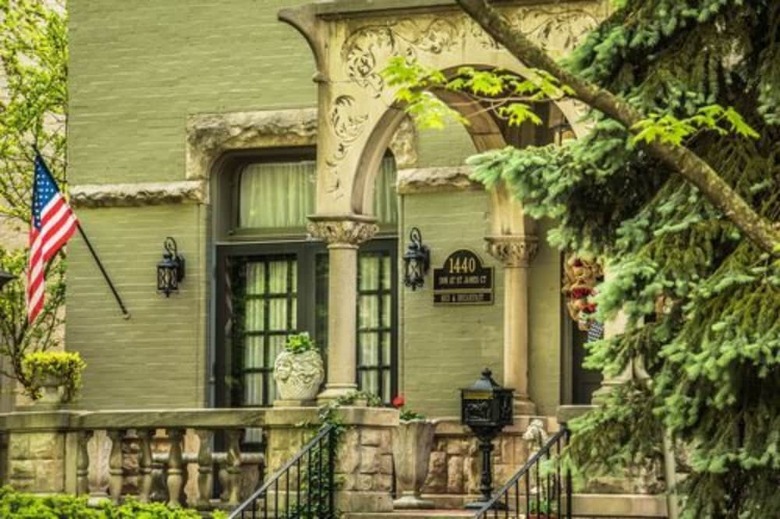 Bed & Breakfast Inn At St James Court