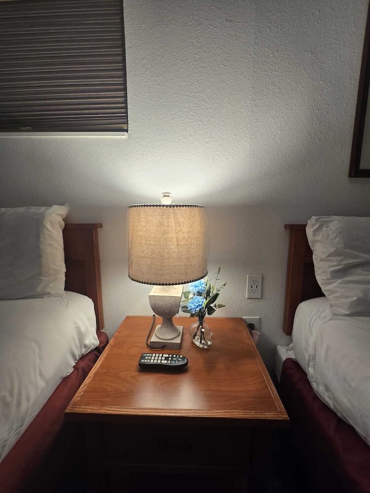 Cedar Lodge Motel
