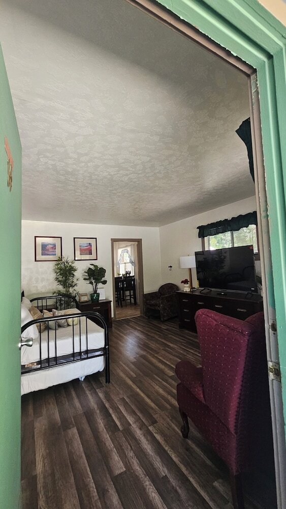 Cedar Lodge Motel